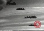 Standbild alliierte Bomber Normandie Frankreich, 1944, aus Sekunde 14 historischem Filmmaterial Videoclip 65675060448