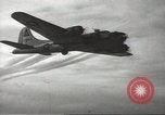 Standbild alliierte Bomber Normandie Frankreich, 1944, aus Sekunde 20 historischem Filmmaterial Videoclip 65675060448