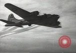 Standbild alliierte Bomber Normandie Frankreich, 1944, aus Sekunde 22 historischem Filmmaterial Videoclip 65675060448