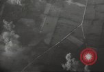 Standbild alliierte Bomber Normandie Frankreich, 1944, aus Sekunde 45 historischem Filmmaterial Videoclip 65675060448