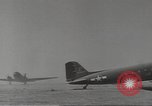 Immagine di C-47 piano dello Skytrain Il Nord Africa, 1943, secondo 55 filmato di repertorio 65675060466