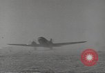 Immagine di C-47 piano dello Skytrain Il Nord Africa, 1943, secondo 61 filmato di repertorio 65675060466
