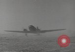 Immagine di C-47 piano dello Skytrain Il Nord Africa, 1943, secondo 62 filmato di repertorio 65675060466