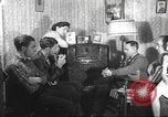 Standbild Amerikanische Bürger hören in der Mitte der 1940er Jahre alte Radios United States USA, 1946, aus Sekunde 1 historischem Filmmaterial Videoclip 65675060480
