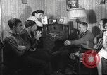 Standbild Amerikanische Bürger hören in der Mitte der 1940er Jahre alte Radios United States USA, 1946, aus Sekunde 3 historischem Filmmaterial Videoclip 65675060480