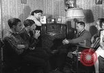 Standbild Amerikanische Bürger hören in der Mitte der 1940er Jahre alte Radios United States USA, 1946, aus Sekunde 4 historischem Filmmaterial Videoclip 65675060480