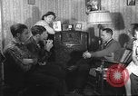 Standbild Amerikanische Bürger hören in der Mitte der 1940er Jahre alte Radios United States USA, 1946, aus Sekunde 5 historischem Filmmaterial Videoclip 65675060480