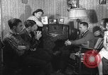 Standbild Amerikanische Bürger hören in der Mitte der 1940er Jahre alte Radios United States USA, 1946, aus Sekunde 6 historischem Filmmaterial Videoclip 65675060480