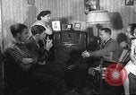 Standbild Amerikanische Bürger hören in der Mitte der 1940er Jahre alte Radios United States USA, 1946, aus Sekunde 7 historischem Filmmaterial Videoclip 65675060480