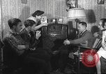 Standbild Amerikanische Bürger hören in der Mitte der 1940er Jahre alte Radios United States USA, 1946, aus Sekunde 8 historischem Filmmaterial Videoclip 65675060480