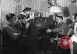 Standbild Amerikanische Bürger hören in der Mitte der 1940er Jahre alte Radios United States USA, 1946, aus Sekunde 9 historischem Filmmaterial Videoclip 65675060480