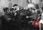Standbild Amerikanische Bürger hören in der Mitte der 1940er Jahre alte Radios United States USA, 1946, aus Sekunde 10 historischem Filmmaterial Videoclip 65675060480