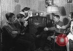 Standbild Amerikanische Bürger hören in der Mitte der 1940er Jahre alte Radios United States USA, 1946, aus Sekunde 11 historischem Filmmaterial Videoclip 65675060480