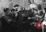Standbild Amerikanische Bürger hören in der Mitte der 1940er Jahre alte Radios United States USA, 1946, aus Sekunde 12 historischem Filmmaterial Videoclip 65675060480