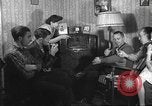 Standbild Amerikanische Bürger hören in der Mitte der 1940er Jahre alte Radios United States USA, 1946, aus Sekunde 13 historischem Filmmaterial Videoclip 65675060480