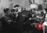 Standbild Amerikanische Bürger hören in der Mitte der 1940er Jahre alte Radios United States USA, 1946, aus Sekunde 14 historischem Filmmaterial Videoclip 65675060480