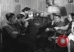 Standbild Amerikanische Bürger hören in der Mitte der 1940er Jahre alte Radios United States USA, 1946, aus Sekunde 15 historischem Filmmaterial Videoclip 65675060480
