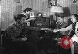 Standbild Amerikanische Bürger hören in der Mitte der 1940er Jahre alte Radios United States USA, 1946, aus Sekunde 16 historischem Filmmaterial Videoclip 65675060480