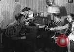 Standbild Amerikanische Bürger hören in der Mitte der 1940er Jahre alte Radios United States USA, 1946, aus Sekunde 17 historischem Filmmaterial Videoclip 65675060480