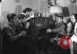 Standbild Amerikanische Bürger hören in der Mitte der 1940er Jahre alte Radios United States USA, 1946, aus Sekunde 18 historischem Filmmaterial Videoclip 65675060480