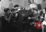 Standbild Amerikanische Bürger hören in der Mitte der 1940er Jahre alte Radios United States USA, 1946, aus Sekunde 19 historischem Filmmaterial Videoclip 65675060480