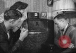 Standbild Amerikanische Bürger hören in der Mitte der 1940er Jahre alte Radios United States USA, 1946, aus Sekunde 20 historischem Filmmaterial Videoclip 65675060480