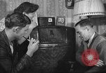 Standbild Amerikanische Bürger hören in der Mitte der 1940er Jahre alte Radios United States USA, 1946, aus Sekunde 21 historischem Filmmaterial Videoclip 65675060480