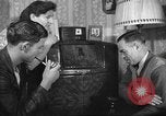 Standbild Amerikanische Bürger hören in der Mitte der 1940er Jahre alte Radios United States USA, 1946, aus Sekunde 22 historischem Filmmaterial Videoclip 65675060480