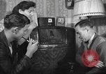 Standbild Amerikanische Bürger hören in der Mitte der 1940er Jahre alte Radios United States USA, 1946, aus Sekunde 23 historischem Filmmaterial Videoclip 65675060480
