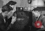 Standbild Amerikanische Bürger hören in der Mitte der 1940er Jahre alte Radios United States USA, 1946, aus Sekunde 24 historischem Filmmaterial Videoclip 65675060480