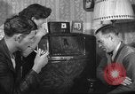 Standbild Amerikanische Bürger hören in der Mitte der 1940er Jahre alte Radios United States USA, 1946, aus Sekunde 25 historischem Filmmaterial Videoclip 65675060480