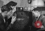 Standbild Amerikanische Bürger hören in der Mitte der 1940er Jahre alte Radios United States USA, 1946, aus Sekunde 26 historischem Filmmaterial Videoclip 65675060480
