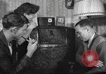Standbild Amerikanische Bürger hören in der Mitte der 1940er Jahre alte Radios United States USA, 1946, aus Sekunde 27 historischem Filmmaterial Videoclip 65675060480