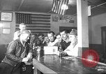 Standbild Amerikanische Bürger hören in der Mitte der 1940er Jahre alte Radios United States USA, 1946, aus Sekunde 28 historischem Filmmaterial Videoclip 65675060480