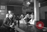 Standbild Amerikanische Bürger hören in der Mitte der 1940er Jahre alte Radios United States USA, 1946, aus Sekunde 32 historischem Filmmaterial Videoclip 65675060480