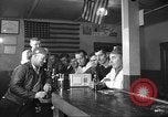 Standbild Amerikanische Bürger hören in der Mitte der 1940er Jahre alte Radios United States USA, 1946, aus Sekunde 33 historischem Filmmaterial Videoclip 65675060480