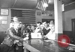 Standbild Amerikanische Bürger hören in der Mitte der 1940er Jahre alte Radios United States USA, 1946, aus Sekunde 35 historischem Filmmaterial Videoclip 65675060480