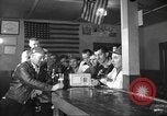 Standbild Amerikanische Bürger hören in der Mitte der 1940er Jahre alte Radios United States USA, 1946, aus Sekunde 36 historischem Filmmaterial Videoclip 65675060480