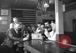 Standbild Amerikanische Bürger hören in der Mitte der 1940er Jahre alte Radios United States USA, 1946, aus Sekunde 37 historischem Filmmaterial Videoclip 65675060480