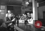 Standbild Amerikanische Bürger hören in der Mitte der 1940er Jahre alte Radios United States USA, 1946, aus Sekunde 38 historischem Filmmaterial Videoclip 65675060480