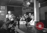 Standbild Amerikanische Bürger hören in der Mitte der 1940er Jahre alte Radios United States USA, 1946, aus Sekunde 39 historischem Filmmaterial Videoclip 65675060480