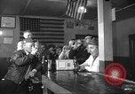 Standbild Amerikanische Bürger hören in der Mitte der 1940er Jahre alte Radios United States USA, 1946, aus Sekunde 40 historischem Filmmaterial Videoclip 65675060480