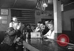 Standbild Amerikanische Bürger hören in der Mitte der 1940er Jahre alte Radios United States USA, 1946, aus Sekunde 41 historischem Filmmaterial Videoclip 65675060480