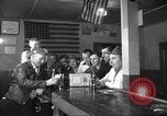 Standbild Amerikanische Bürger hören in der Mitte der 1940er Jahre alte Radios United States USA, 1946, aus Sekunde 42 historischem Filmmaterial Videoclip 65675060480