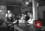 Standbild Amerikanische Bürger hören in der Mitte der 1940er Jahre alte Radios United States USA, 1946, aus Sekunde 43 historischem Filmmaterial Videoclip 65675060480
