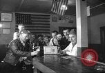 Standbild Amerikanische Bürger hören in der Mitte der 1940er Jahre alte Radios United States USA, 1946, aus Sekunde 44 historischem Filmmaterial Videoclip 65675060480