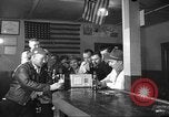 Standbild Amerikanische Bürger hören in der Mitte der 1940er Jahre alte Radios United States USA, 1946, aus Sekunde 45 historischem Filmmaterial Videoclip 65675060480