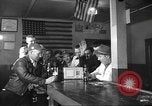 Standbild Amerikanische Bürger hören in der Mitte der 1940er Jahre alte Radios United States USA, 1946, aus Sekunde 46 historischem Filmmaterial Videoclip 65675060480