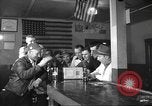 Standbild Amerikanische Bürger hören in der Mitte der 1940er Jahre alte Radios United States USA, 1946, aus Sekunde 48 historischem Filmmaterial Videoclip 65675060480