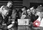 Standbild Amerikanische Bürger hören in der Mitte der 1940er Jahre alte Radios United States USA, 1946, aus Sekunde 49 historischem Filmmaterial Videoclip 65675060480